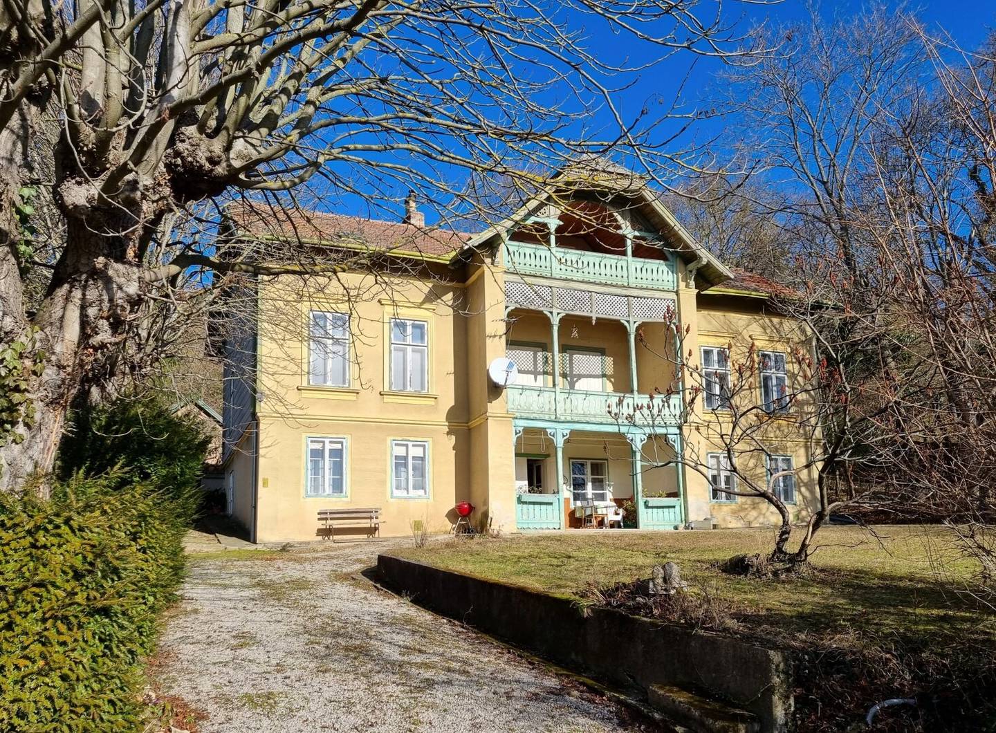 Whether old villa or new construction facing south onto a huge plot