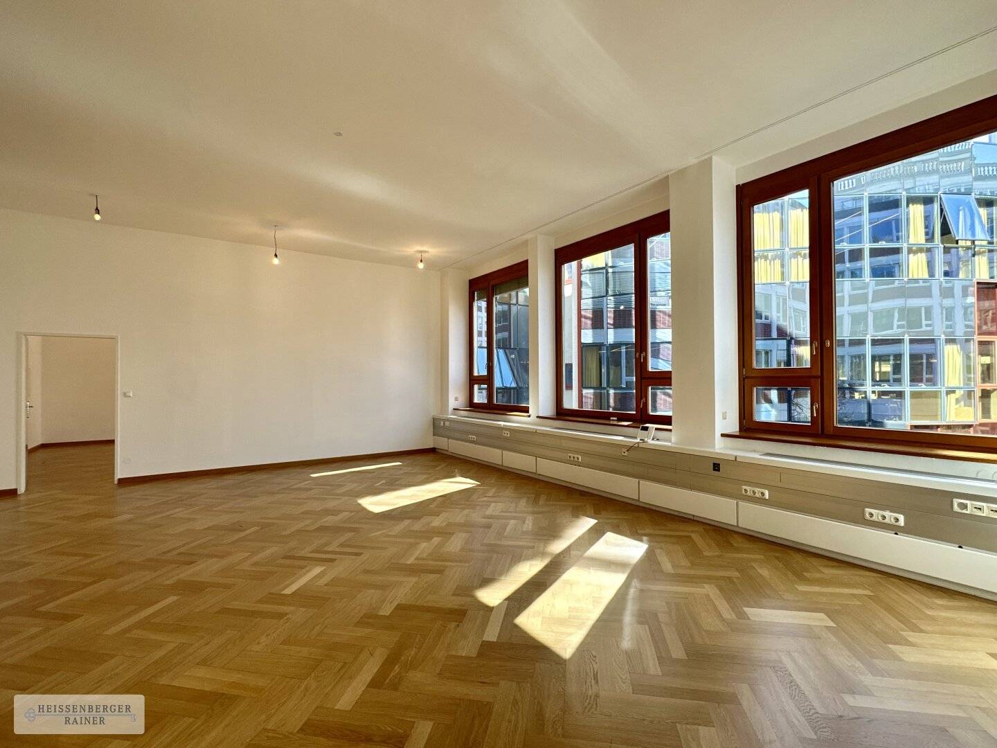 BRIGHT, FLEXIBLE OFFICE /// IMMEDIATELY AVAILABLE