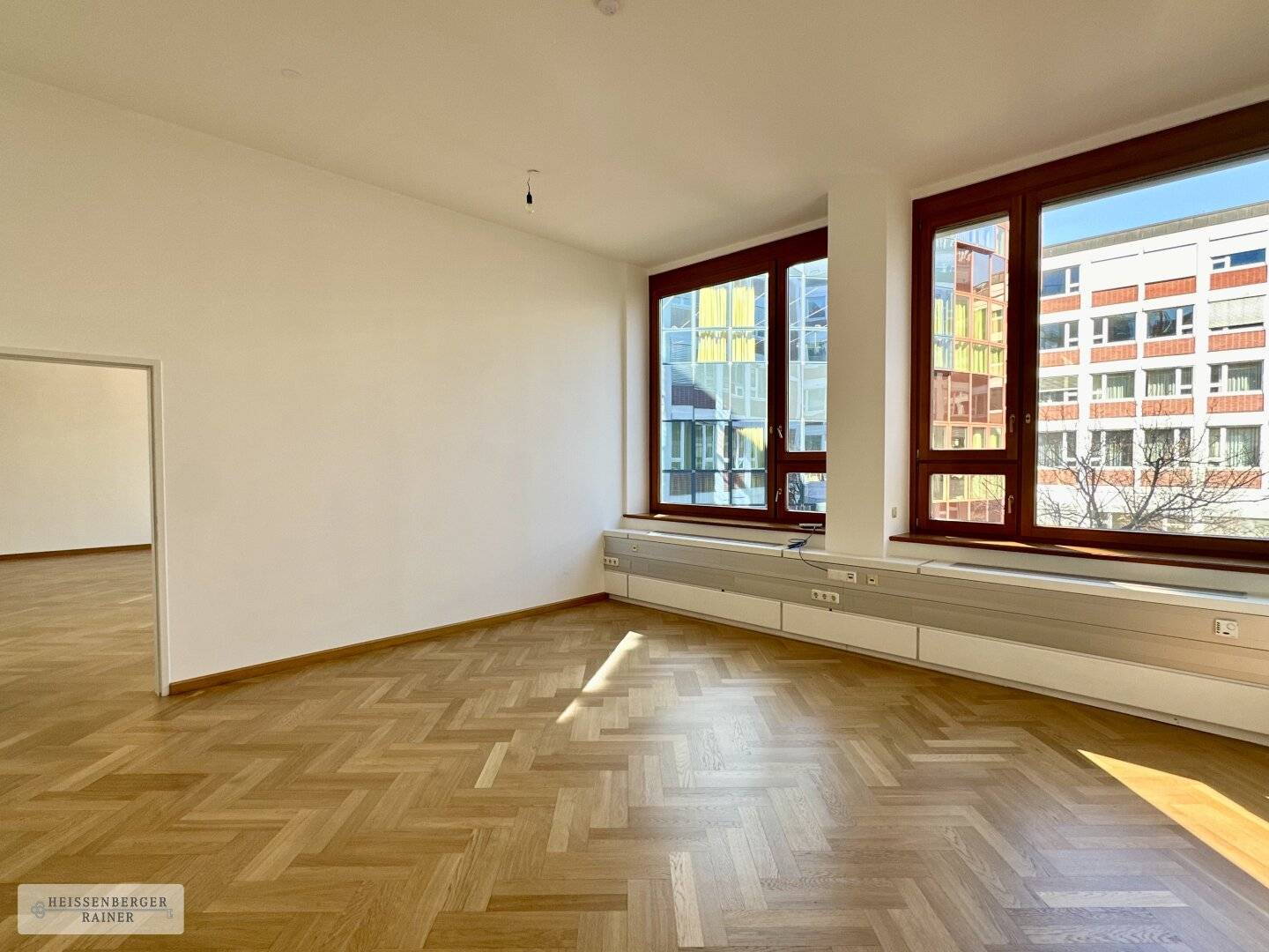 BRIGHT, FLEXIBLE OFFICE /// IMMEDIATELY AVAILABLE