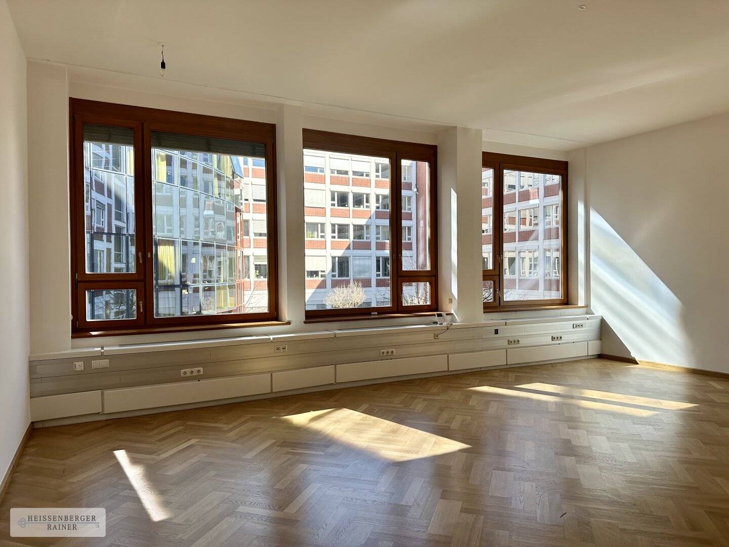 BRIGHT, FLEXIBLE OFFICE /// IMMEDIATELY AVAILABLE