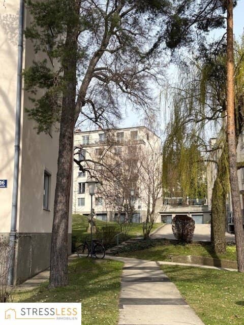 South-facing 4-room apartment with small balcony and private garage in green quiet location of the 17th district