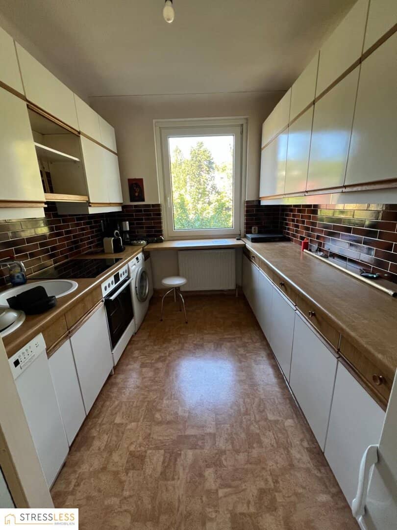 South-facing 4-room apartment with small balcony and private garage in green quiet location of the 17th district