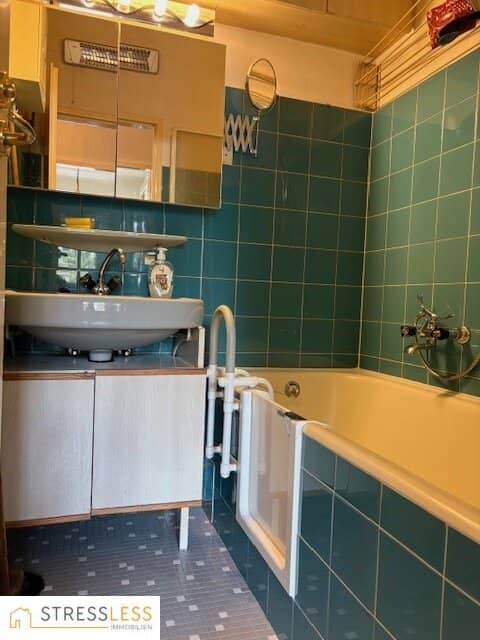South-facing 4-room apartment with small balcony and private garage in green quiet location of the 17th district