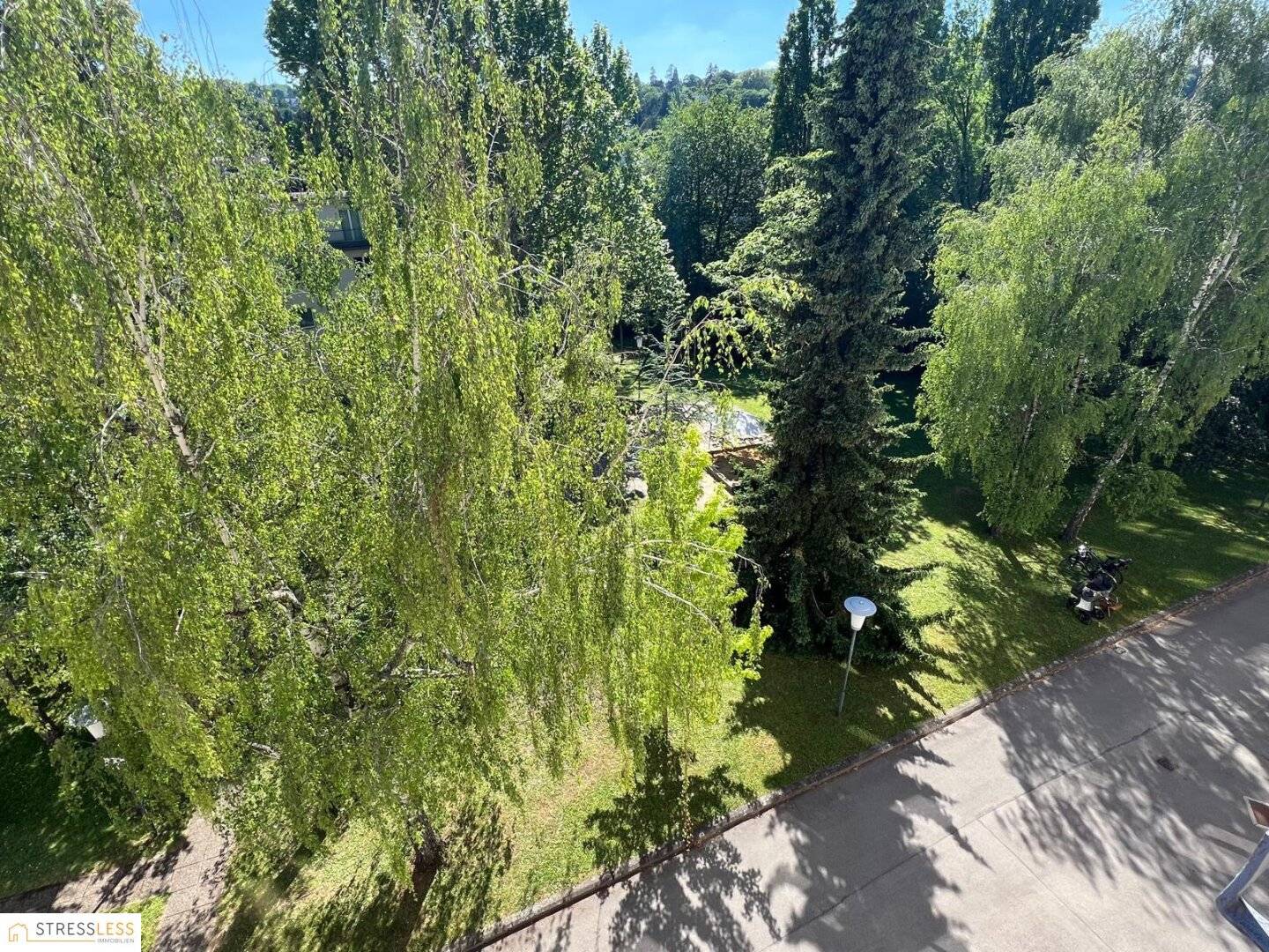 South-facing 4-room apartment with small balcony and private garage in green quiet location of the 17th district