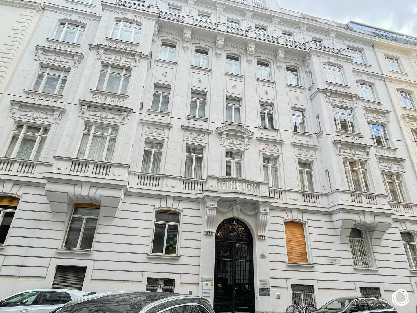 1040// Exclusive, spacious 160 m², 3-room period floor near Belvedere