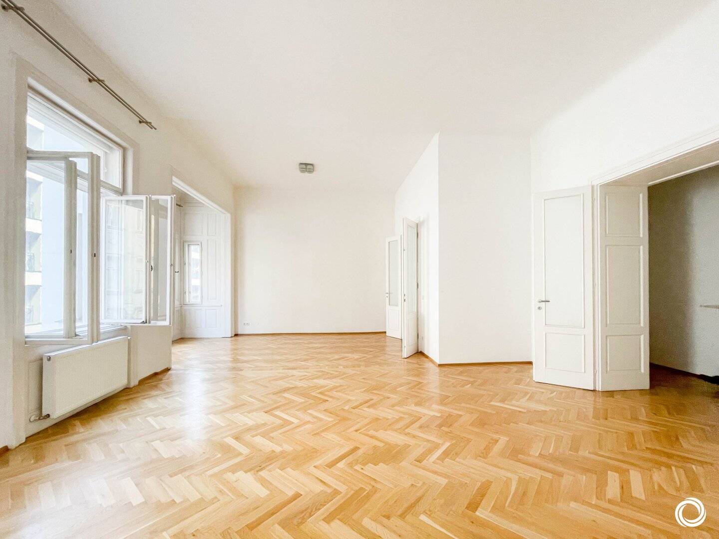 1040// Exclusive, spacious 160 m², 3-room period floor near Belvedere