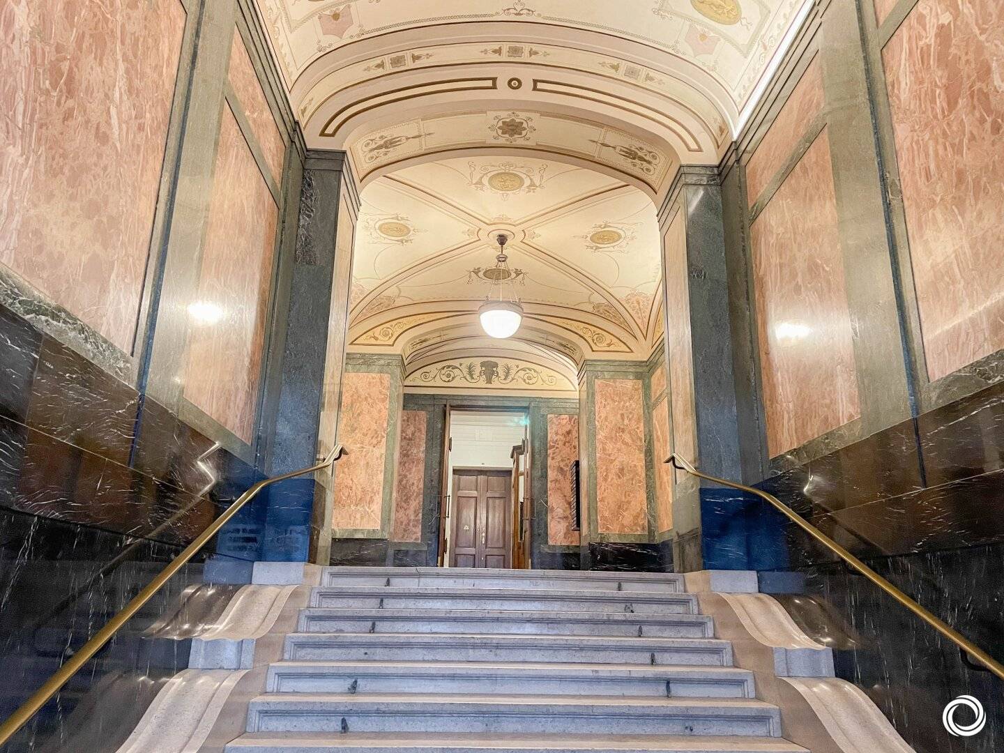 1040// Exclusive, spacious 160 m², 3-room period floor near Belvedere