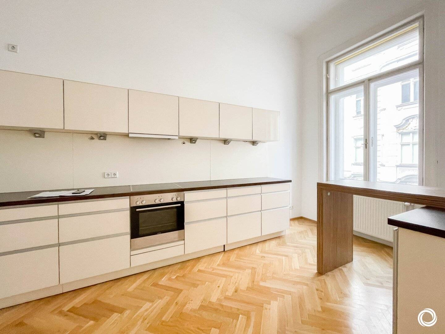 1040// Exclusive, spacious 160 m², 3-room period floor near Belvedere