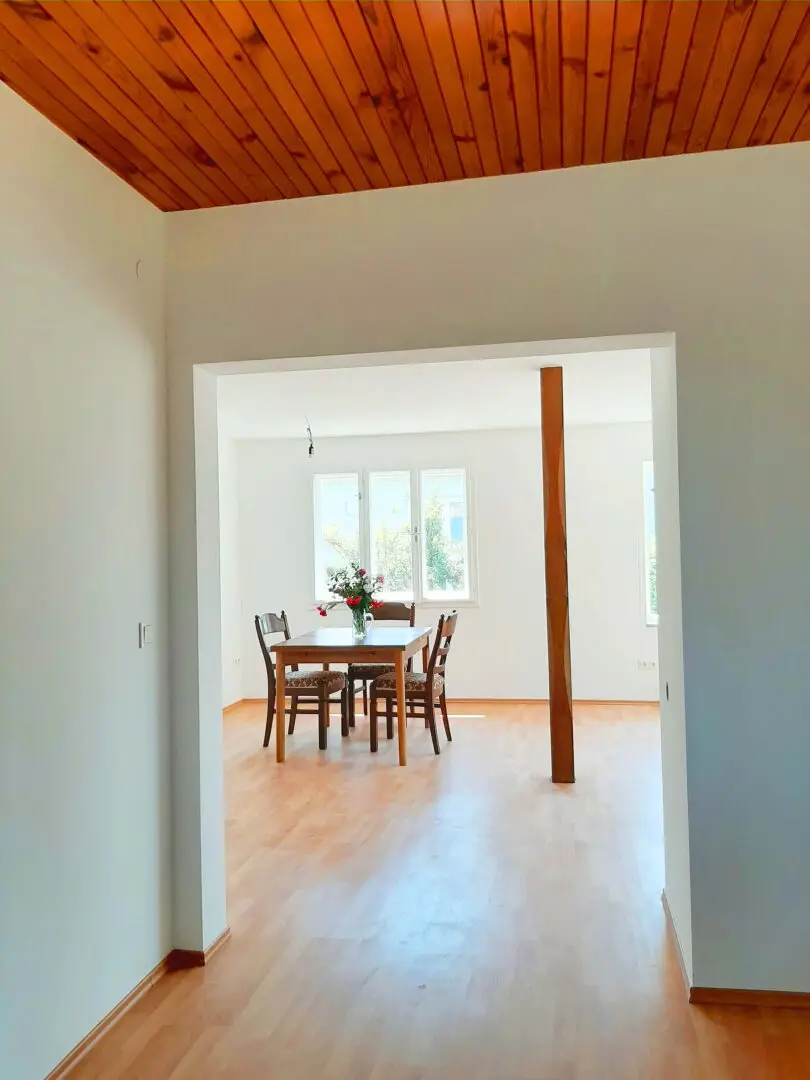 Renovierter Bungalow (teilmöbliert) | 4 SZ | Garten | 2 Stellplätze | Wien-Nähe I Ideal für Expat - Projektteams/ Firmenmiete möglich