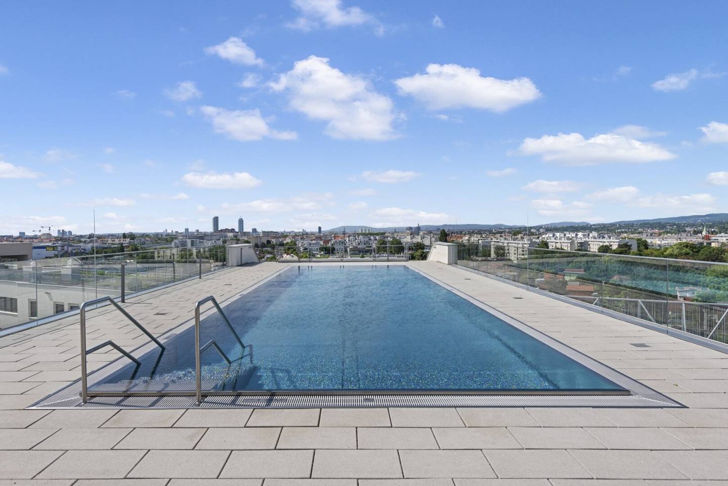 Lifestyle pur!! Moderne Dreizimmerwohnung mit Balkon, Dachpool & Fitnessbereichm Sauna und Tiefgaragenplatz