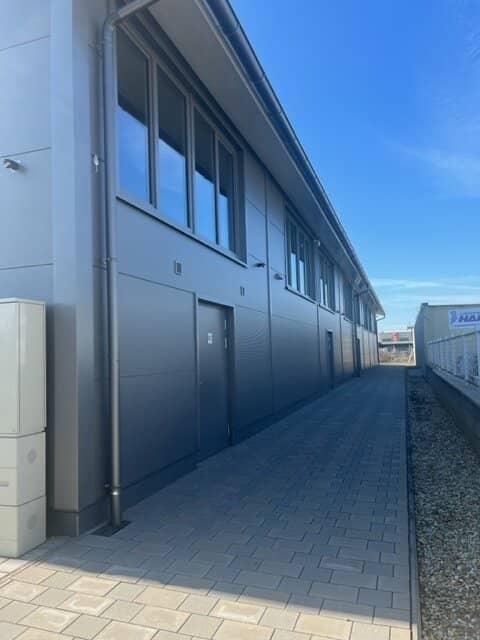 Neuwertiges Hochregallager 112-226m² in Strasshof,  Stellplatz, Schnellbahn-Nähe, 10€/m²