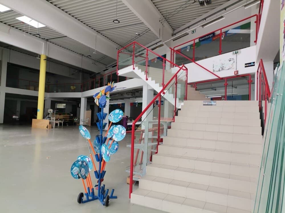 Modern commercial center with 2618m² area and 122 parking spaces in central location for rent, only 6.00€/m², divisible