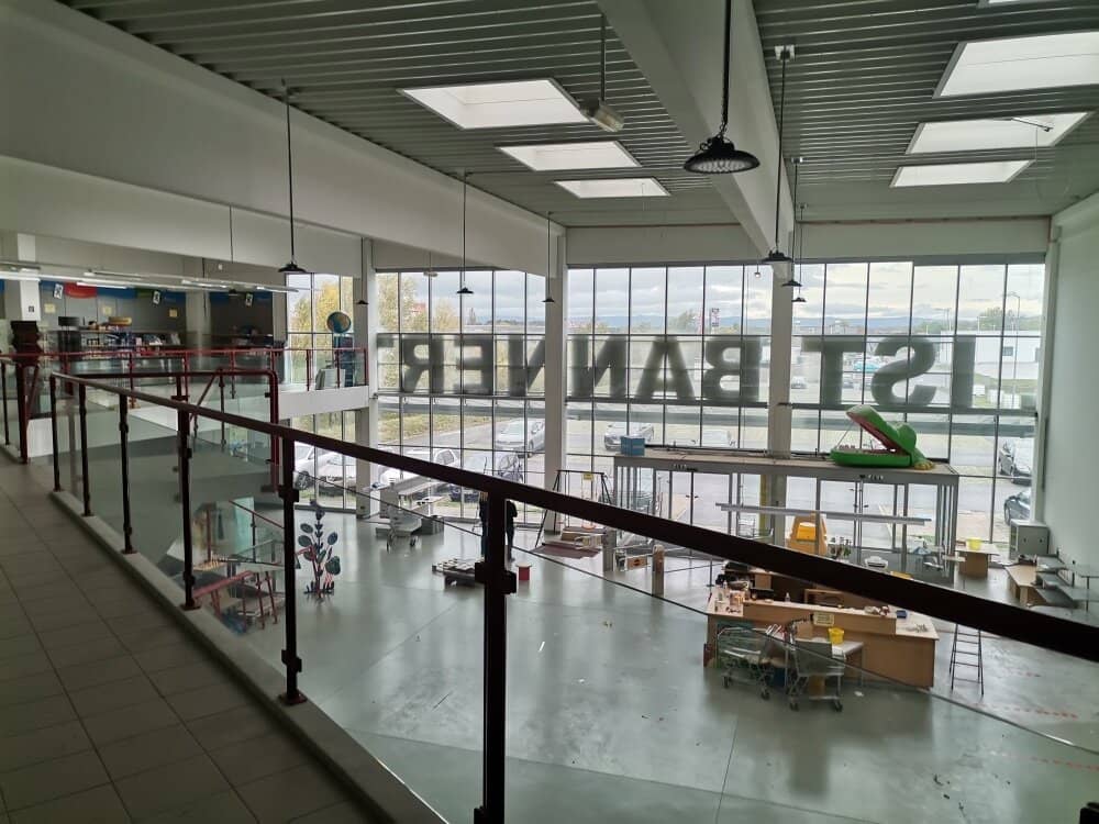 Modern commercial center with 2618m² area and 122 parking spaces in central location for rent, only 6.00€/m², divisible