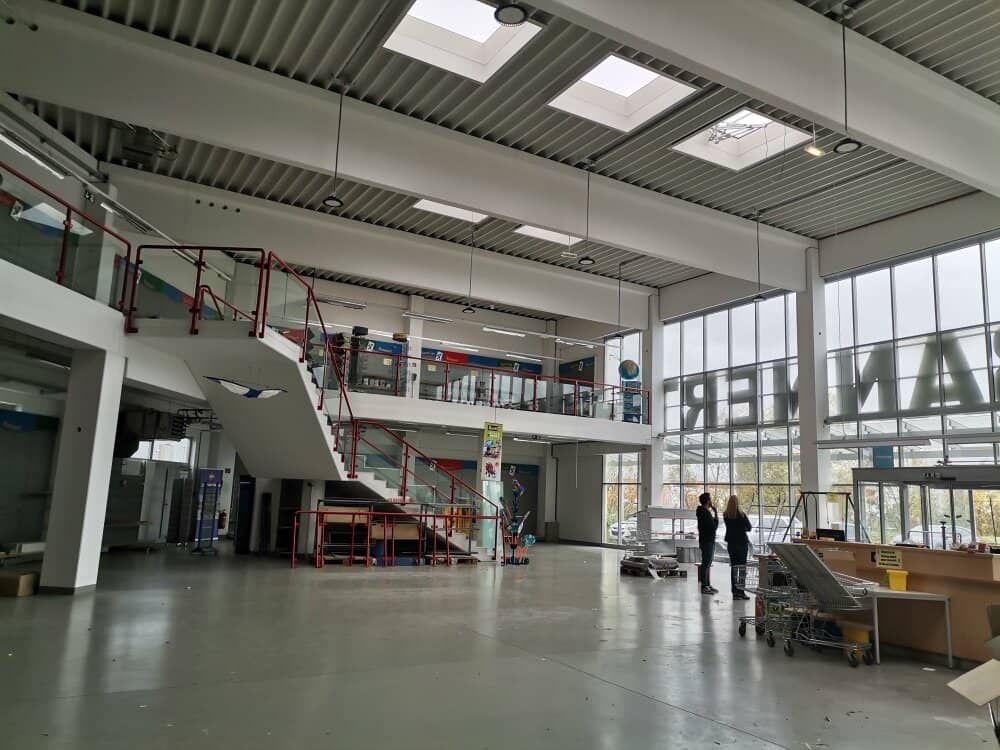 Modern commercial center with 2618m² area and 122 parking spaces in central location for rent, only 6.00€/m², divisible