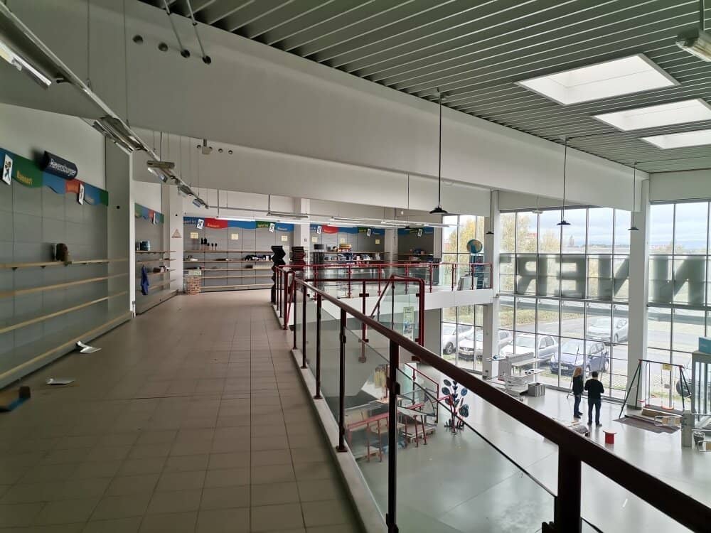 Modern commercial center with 2618m² area and 122 parking spaces in central location for rent, only 6.00€/m², divisible