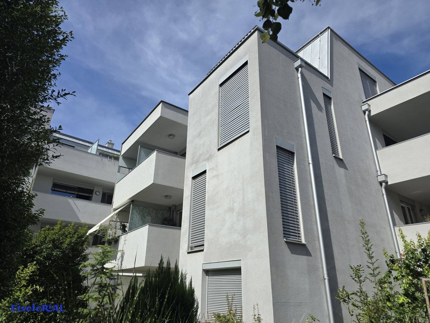 high quality 2 room apartment with balcony plus garage