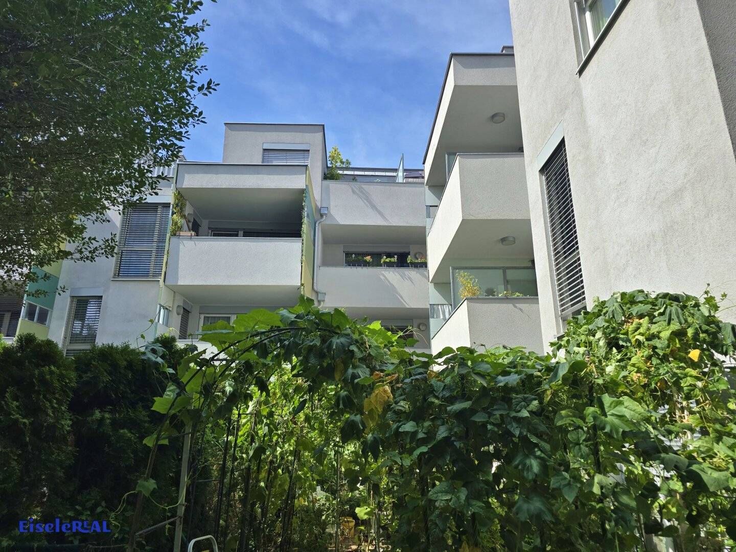 high quality 2 room apartment with balcony plus garage