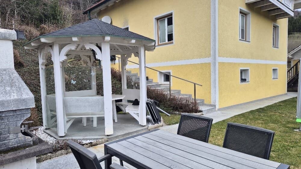 LIEGENSCHAFT IN ABSOLUTER ALLEINLAGE! RUND 140 m² WOHNFLÄCHE! 2 GARAGEN!