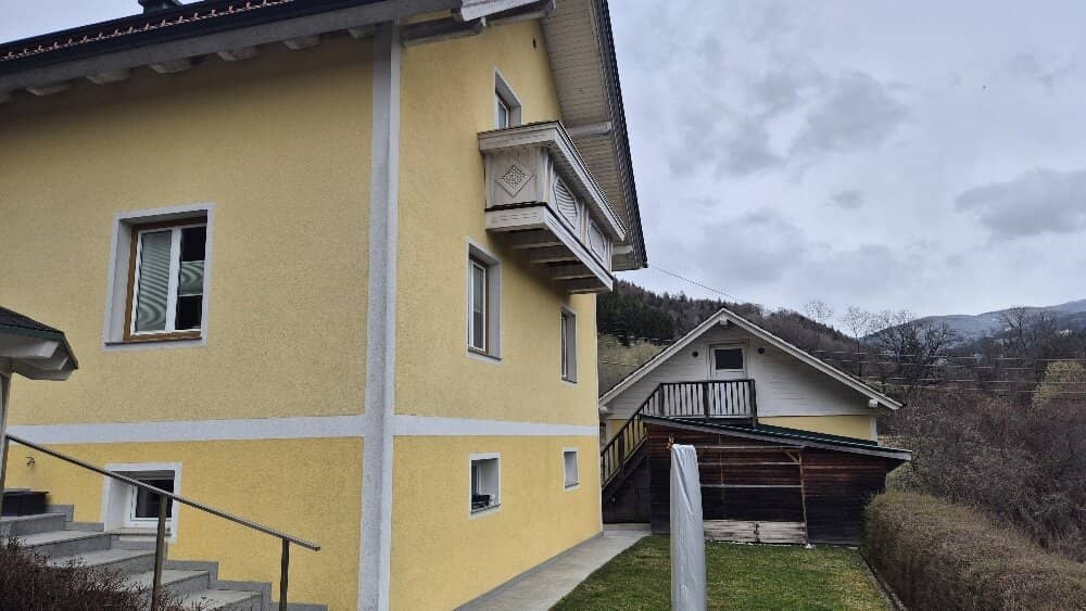 LIEGENSCHAFT IN ABSOLUTER ALLEINLAGE! RUND 140 m² WOHNFLÄCHE! 2 GARAGEN!