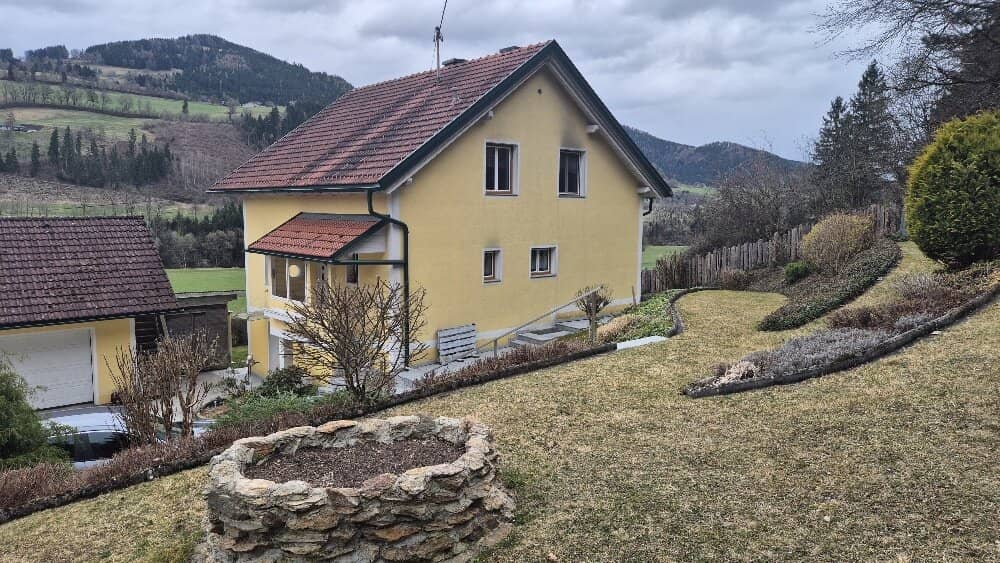 LIEGENSCHAFT IN ABSOLUTER ALLEINLAGE! RUND 140 m² WOHNFLÄCHE! 2 GARAGEN!
