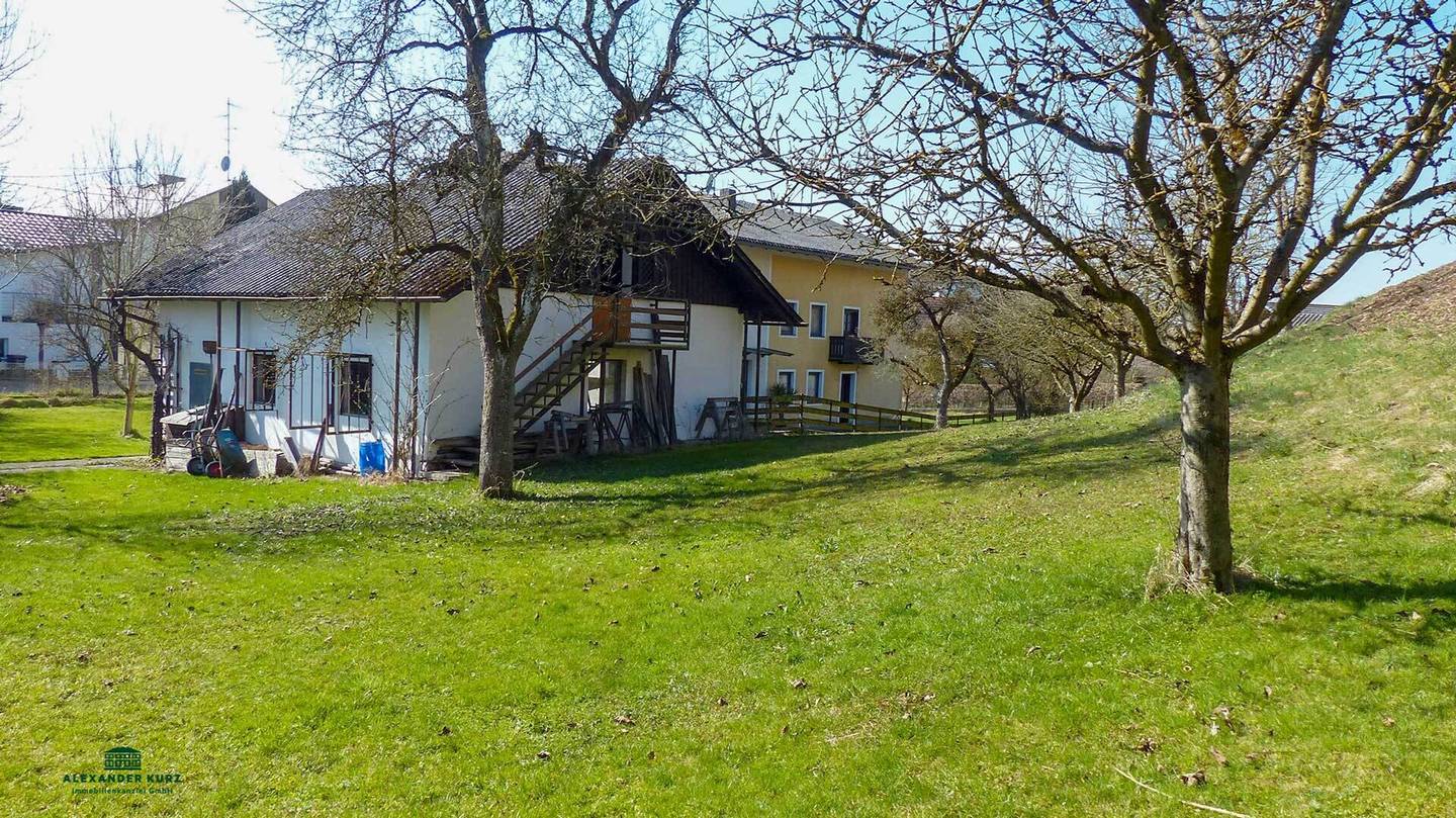 Large plot in prime location in Braunau/Ranshofen with well preserved older building