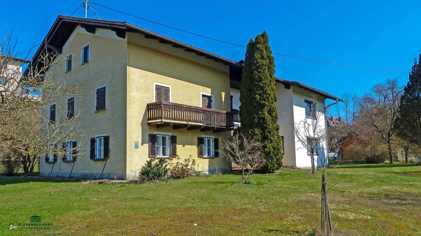 Large plot in prime location in Braunau/Ranshofen with well preserved older building