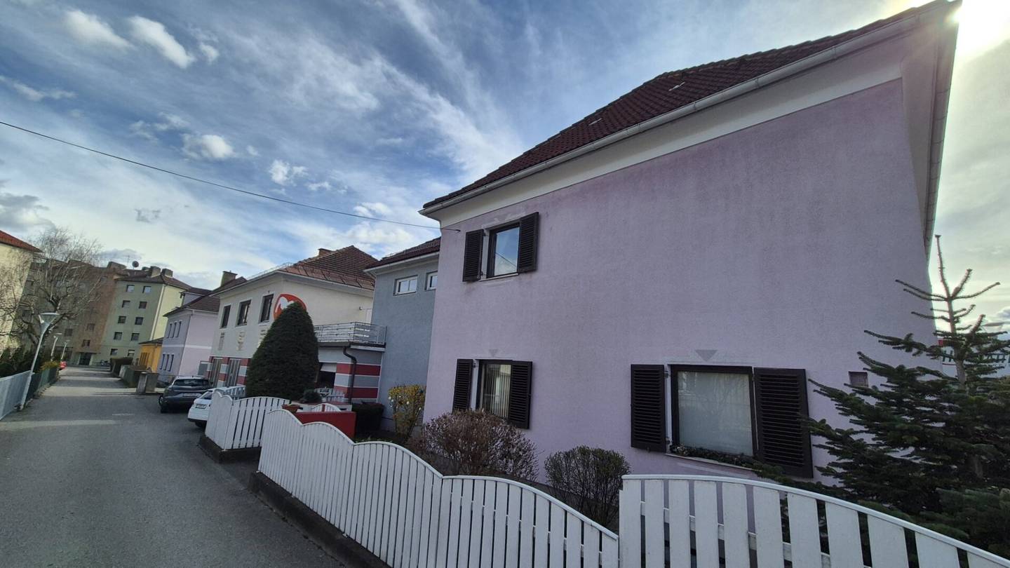 ANWESEN IN ST. VEIT AN DER GLAN - ZENTRALE LAGE - 3 HÄUSER - GROSSER GARTEN - MEHRFACHNUTZUNG MÖGLICH