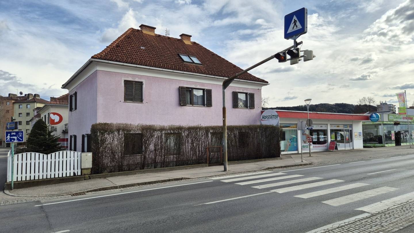 ANWESEN IN ST. VEIT AN DER GLAN - ZENTRALE LAGE - 3 HÄUSER - GROSSER GARTEN - MEHRFACHNUTZUNG MÖGLICH