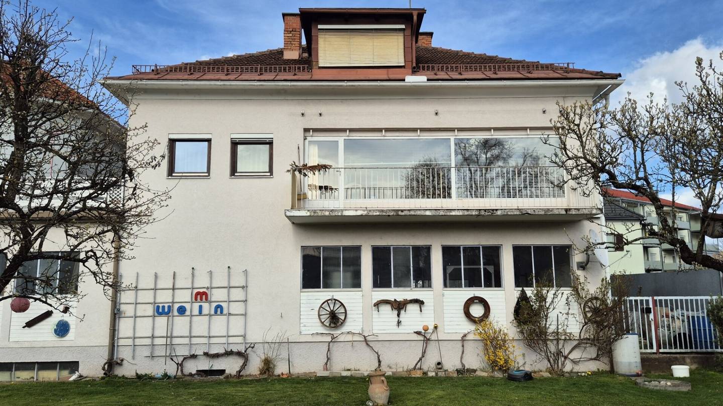 Residential house awaiting conversion or renovation Also commercial use possible