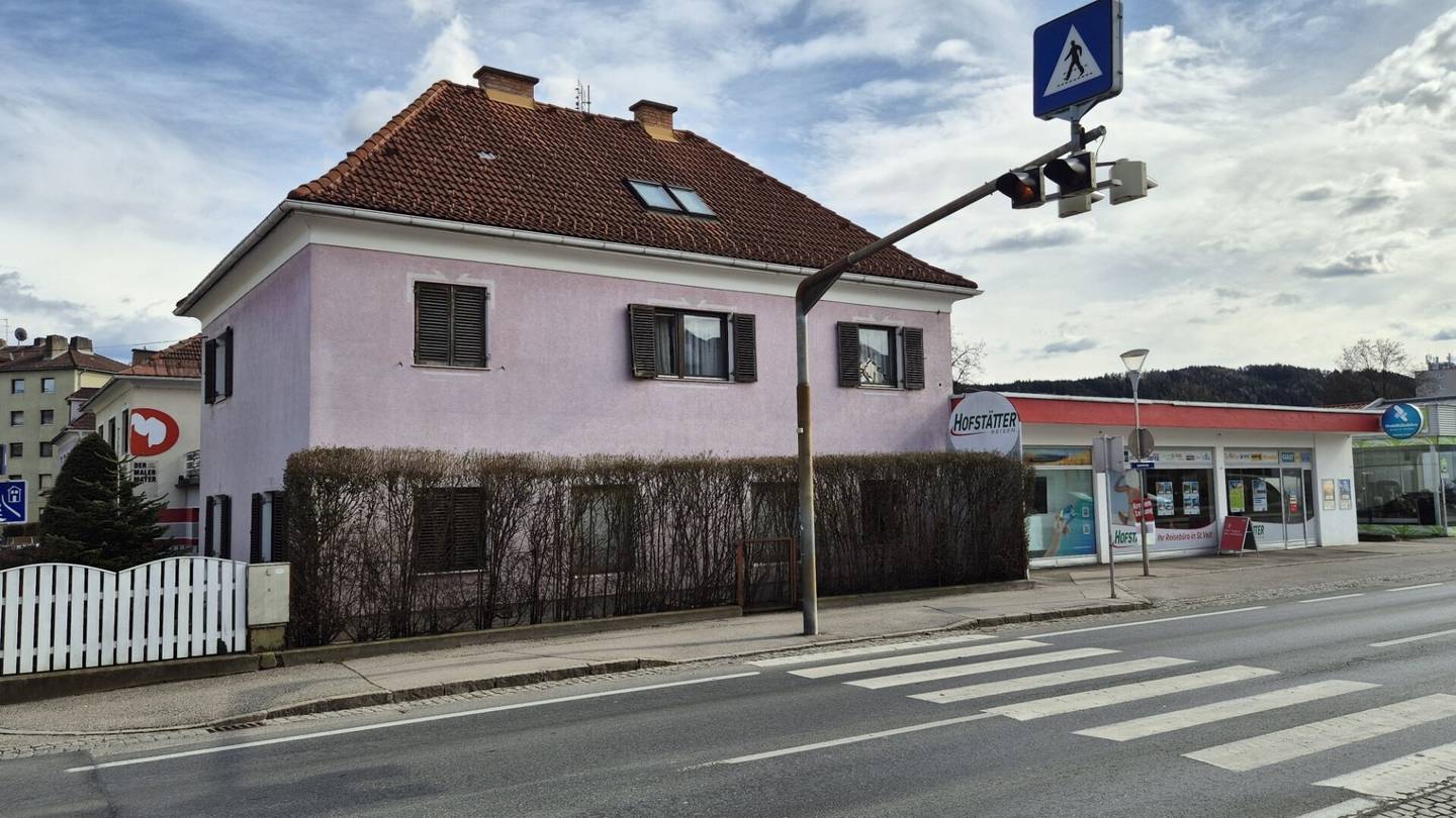 ANWESEN IN ST. VEIT AN DER GLAN - ZENTRALE LAGE - 3 HÄUSER - GROSSER GARTEN - MEHRFACHNUTZUNG MÖGLICH