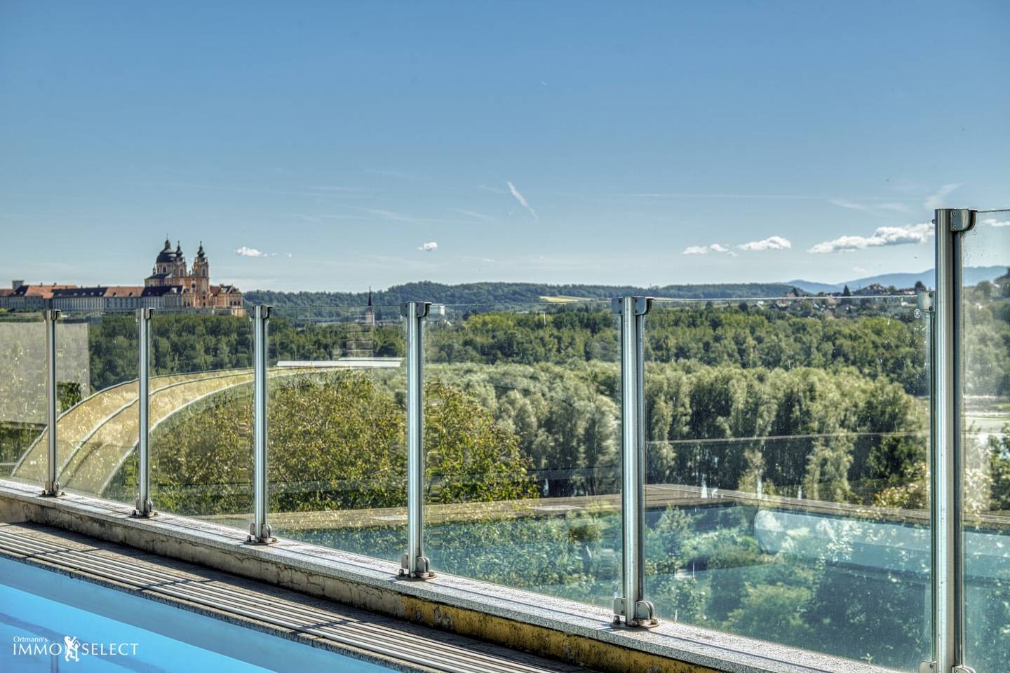 Exclusive home with pool and dreamlike Danube panorama