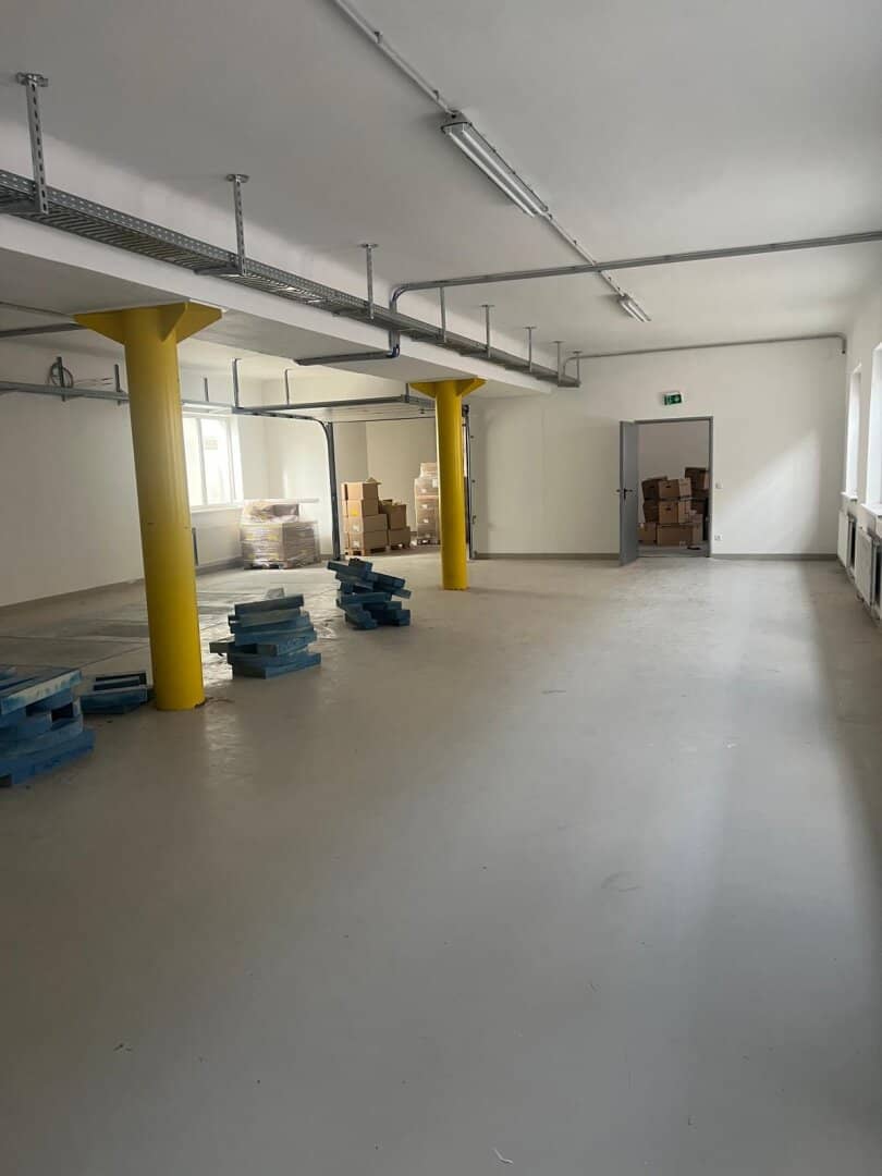 Commercial property for dust-free production 1271m² fully renovated, parking spaces, extremely conveniently located, divisible