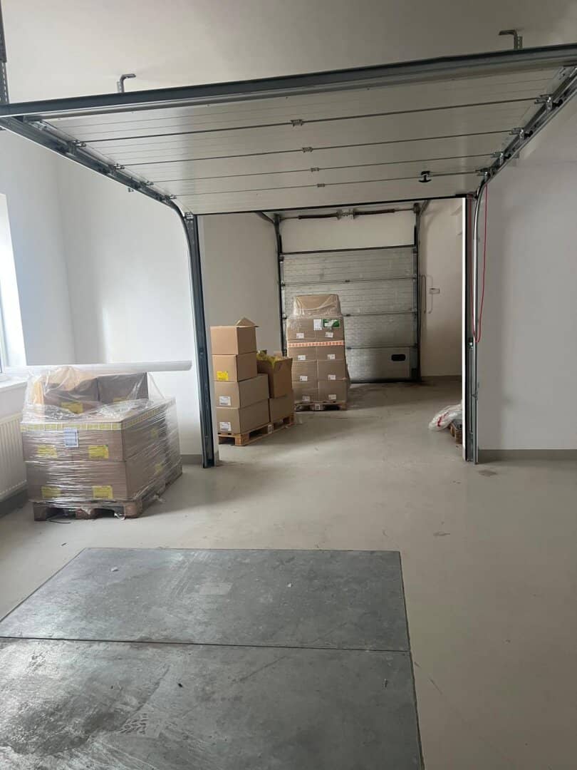 Commercial property for dust-free production 1271m² fully renovated, parking spaces, extremely conveniently located, divisible