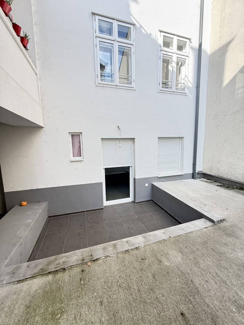 Small office/warehouse with small terrace