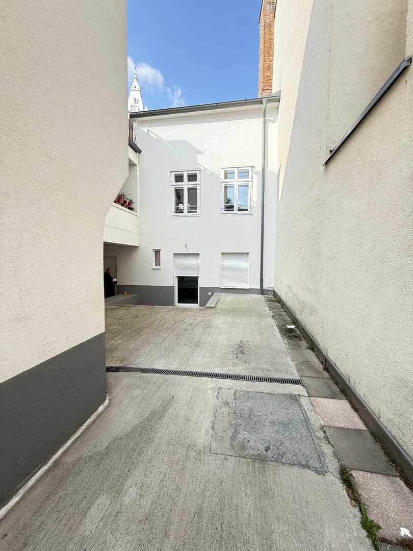Small office/warehouse with small terrace
