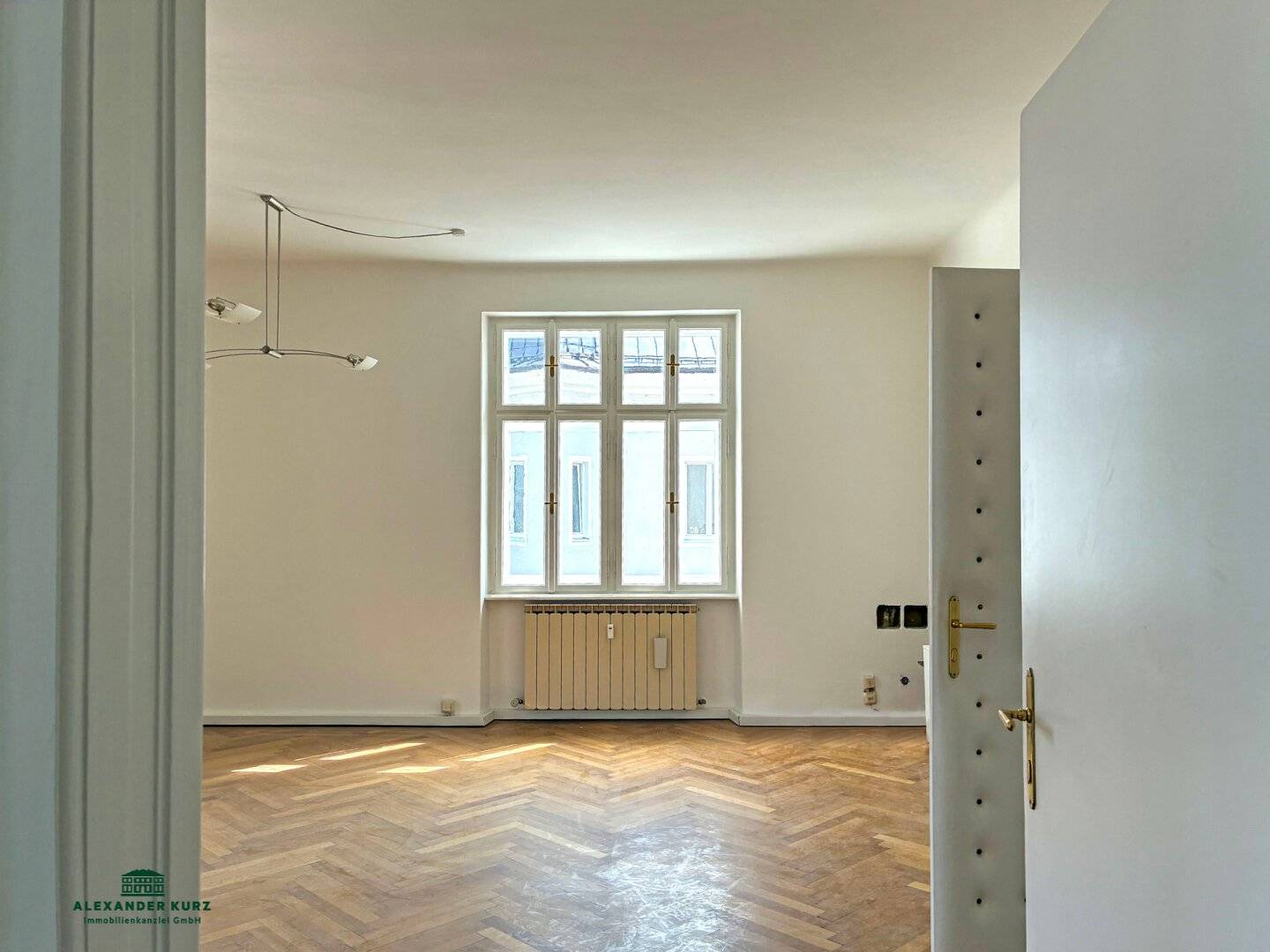 Office with character and balcony in the Adräviertel