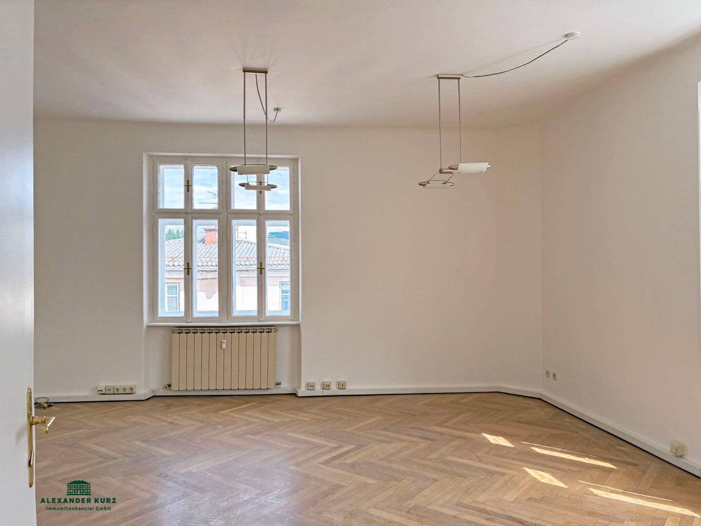 Office with character and balcony in the Adräviertel