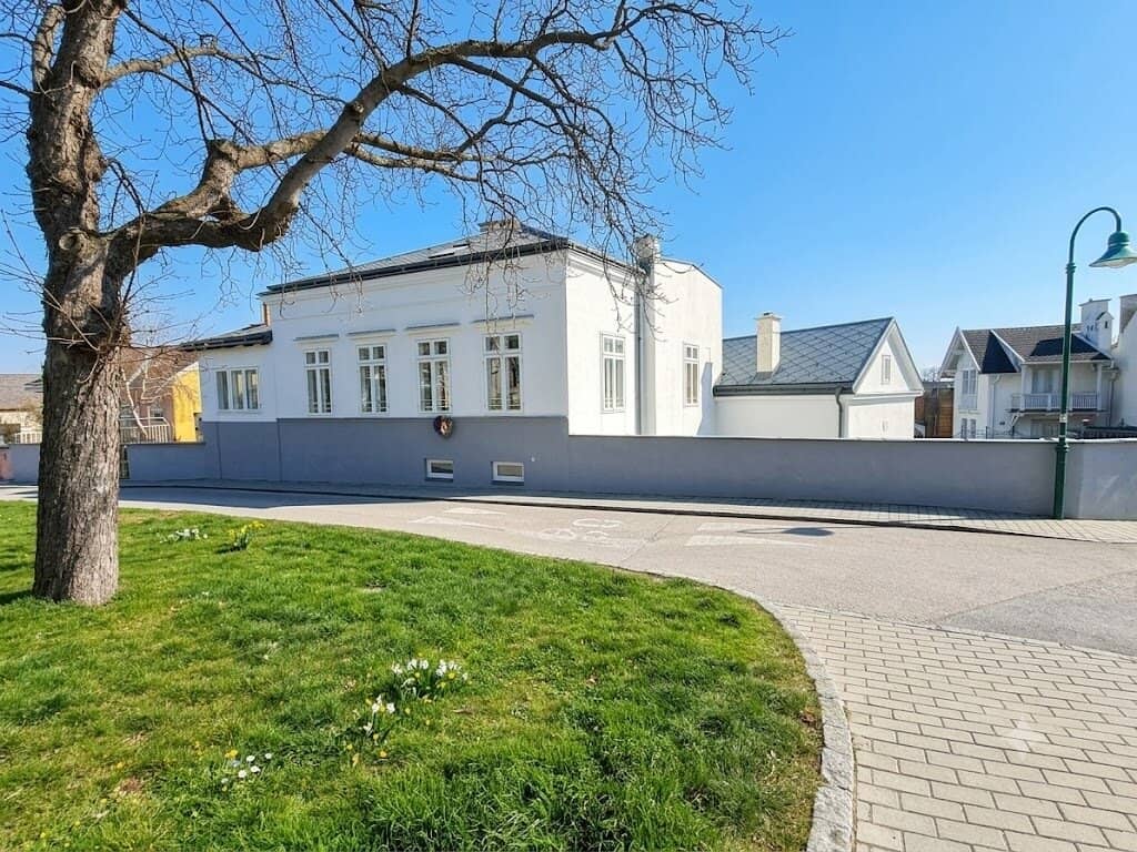 Renditeobjekt in Bad Vöslau: 653m² Zinshaus mit Garten, Terrasse &amp; 10 Einheiten!