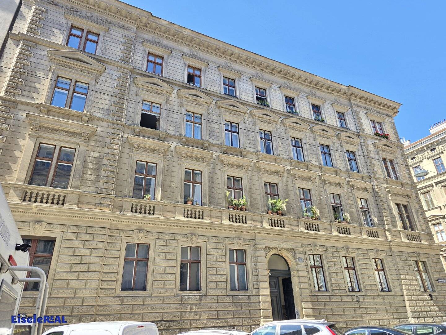 5 rooms beautiful old building apartment with elevator