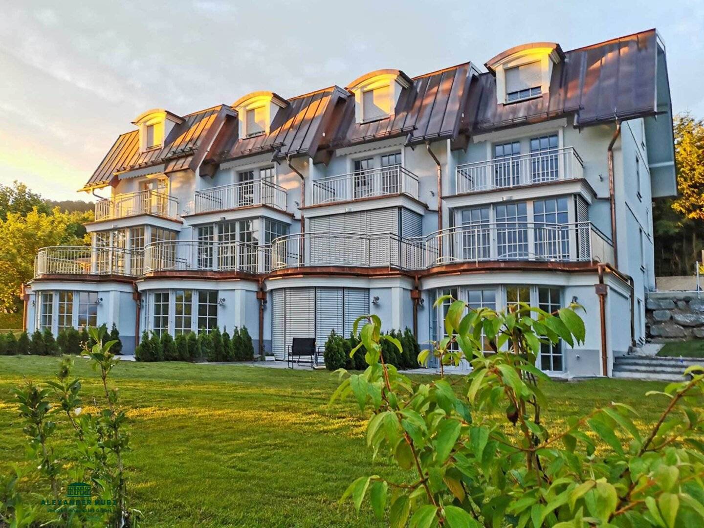 Exclusive Corner Terraced House with Panoramic View