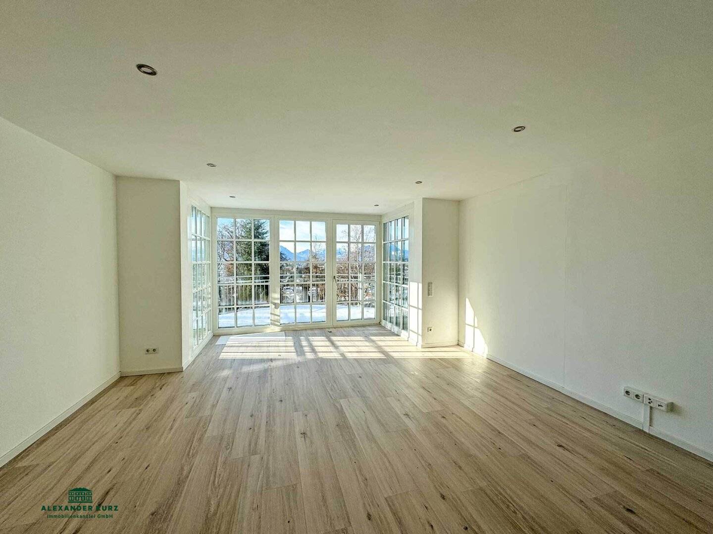 Exclusive Corner Terraced House with Panoramic View