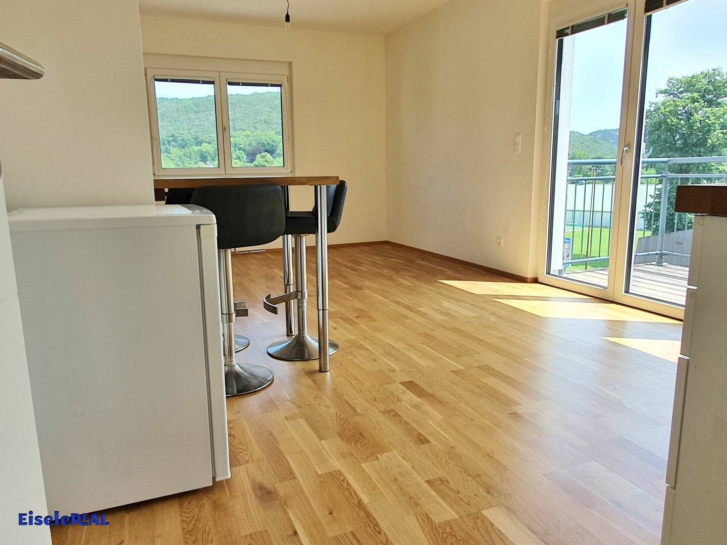 rented 2-room balcony parking