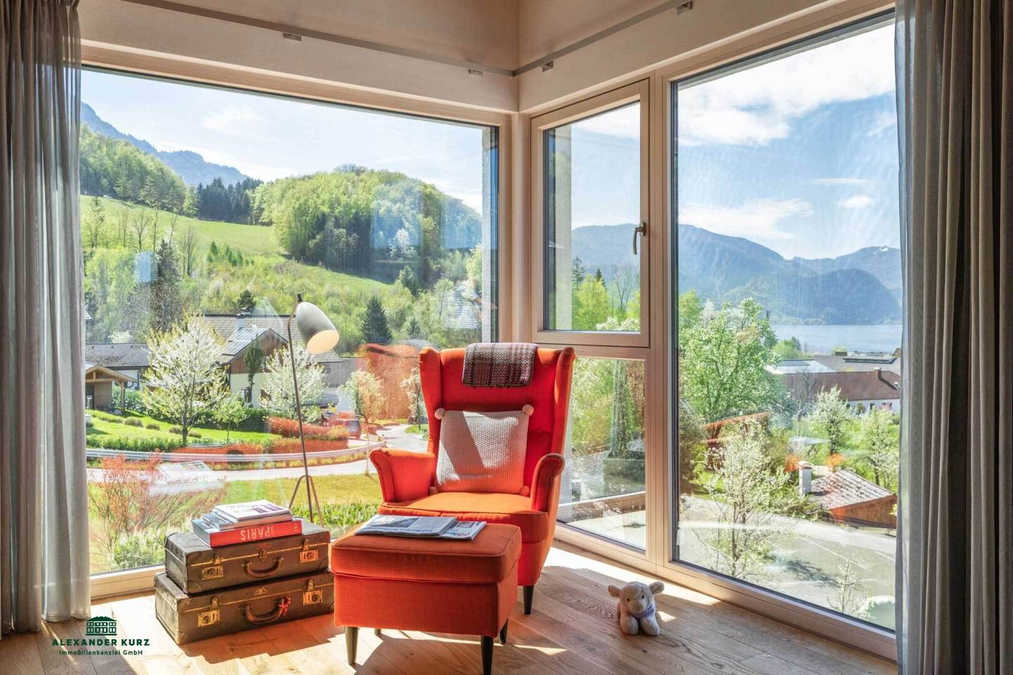 Weitblick &amp; Ruhe pur – modernes Wohnhaus in Bestlage über dem Attersee