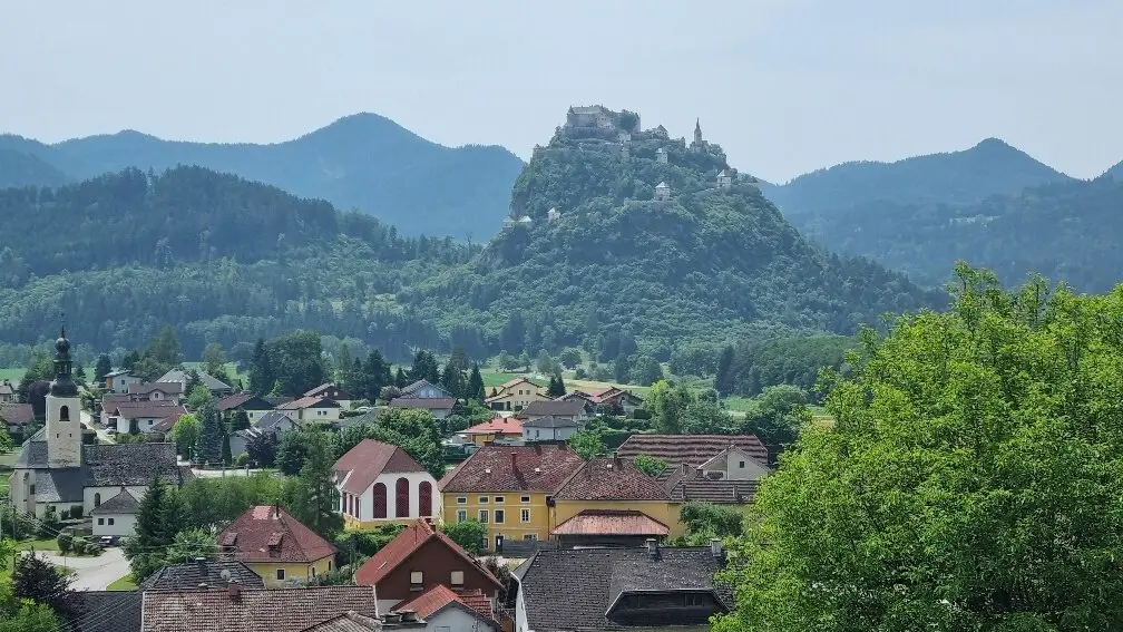 BAUGRUND IM GRÜNEN MIT HERRLICHER, UNVERBAUBARER AUSSICHT AUF HOCHOSTERWITZ!