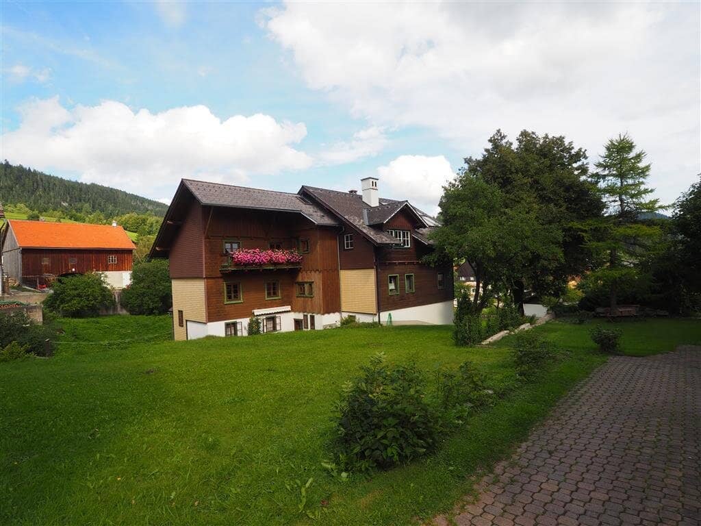 KLEINES GEMÜTLICHES ZINSHAUS IN HERRLICHER UMGEBUNG