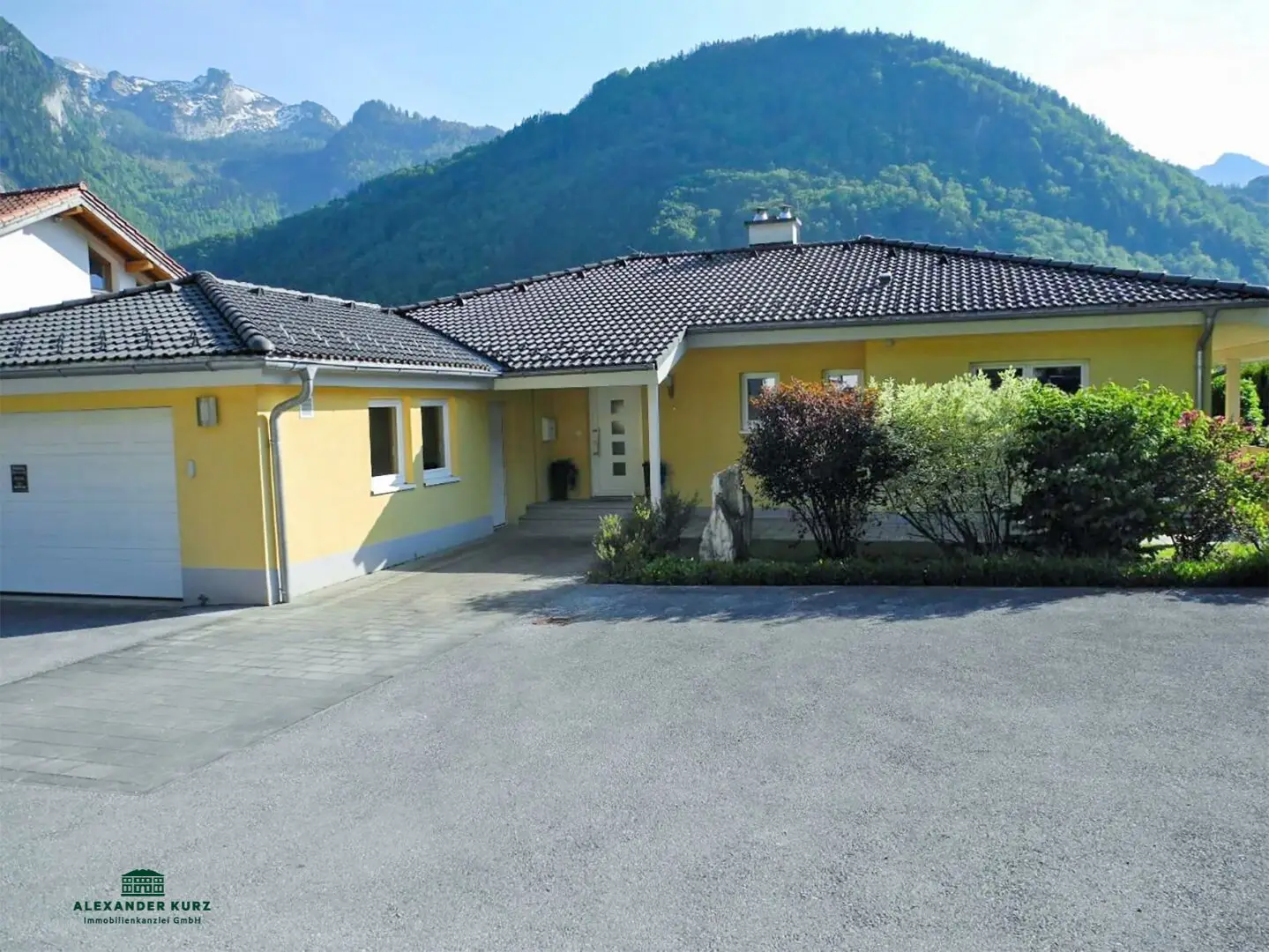 Comfortable bungalow with panoramic view of the Tennengebirge