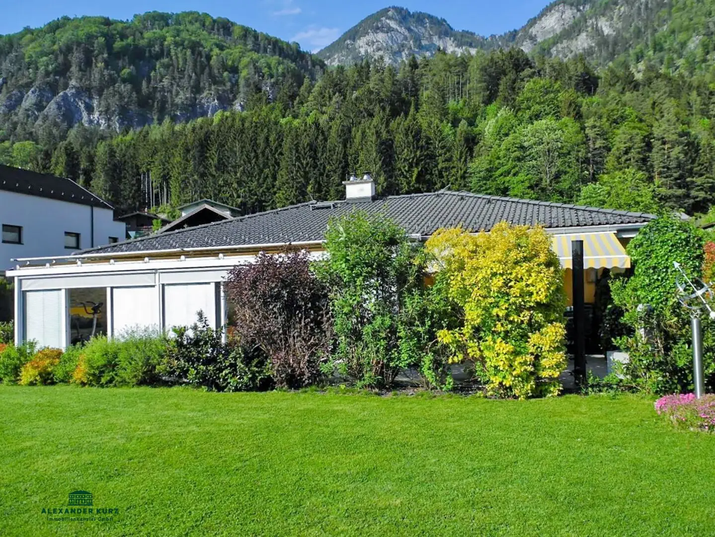 Comfortable bungalow with panoramic view of the Tennengebirge