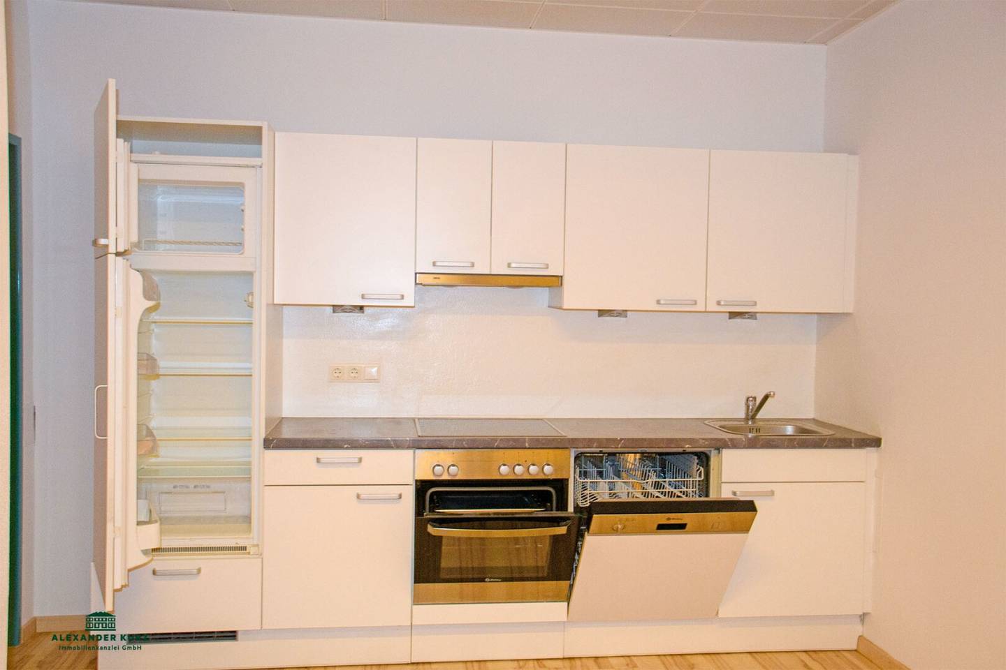 BARRIER FREE - Spacious bright office space/atelier in central Salzburg city location and car underground parking spaces