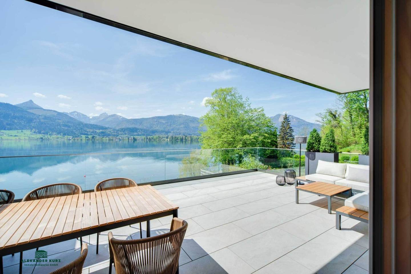 Panoramablick über den Wolfgangsee, privater Seezugang mit Steganlage