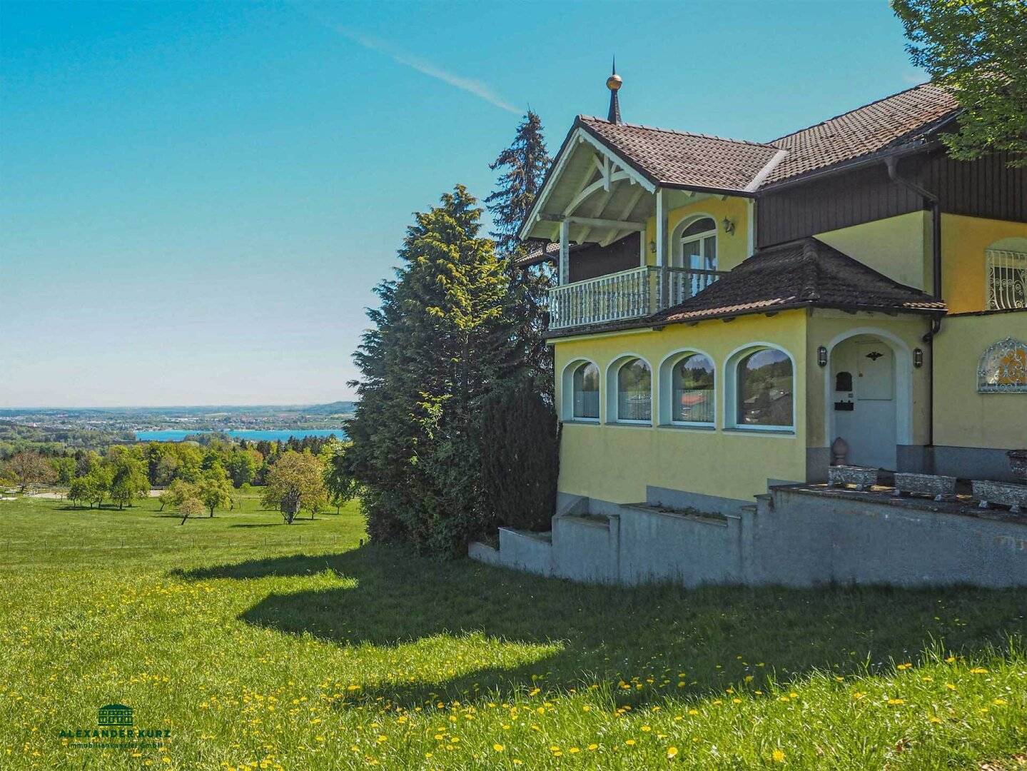 Haus in Alleinlage mit traumhafter Aussicht auf den Attersee